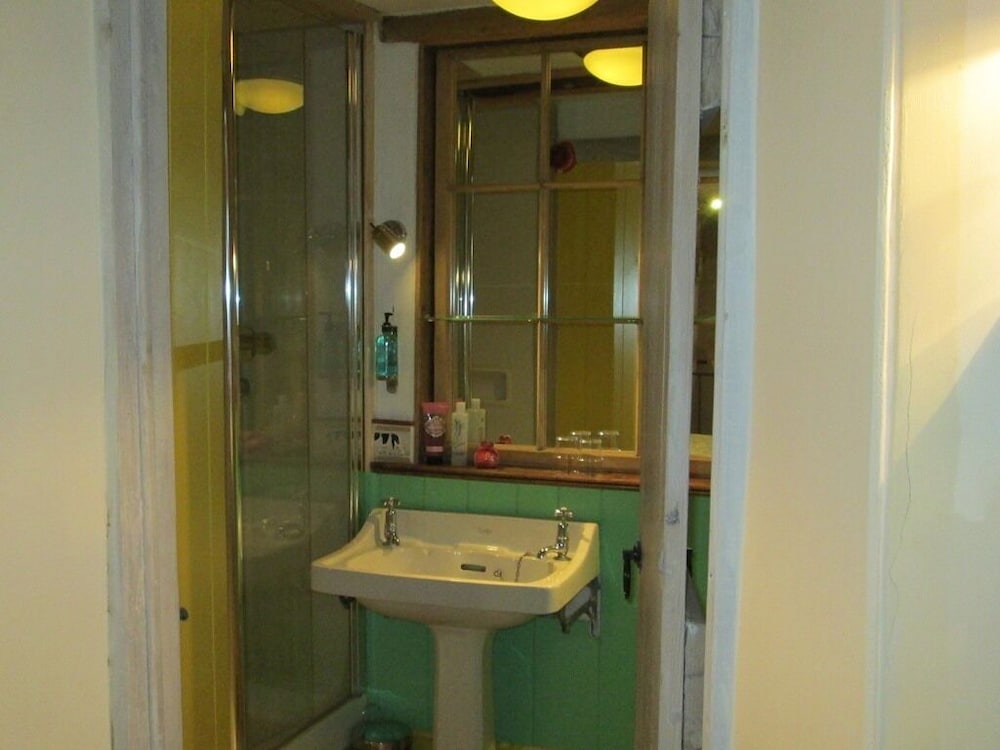 Suite, Ensuite (Cart Shed) photo 3