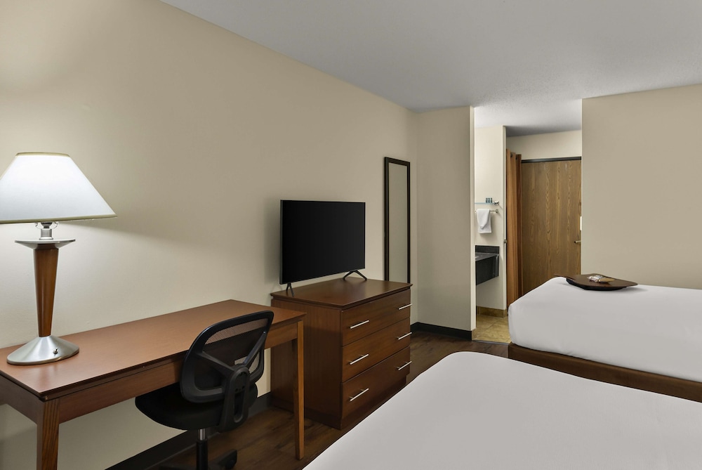 Standard Room, 2 Queen Beds, Non Smoking, Refrigerator & Microwave (Pet Friendly) - Photo 2