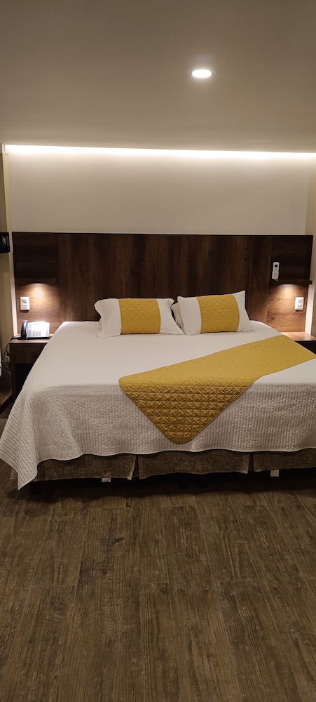 Deluxe Room, 1 King Bed, Pool View photo 3