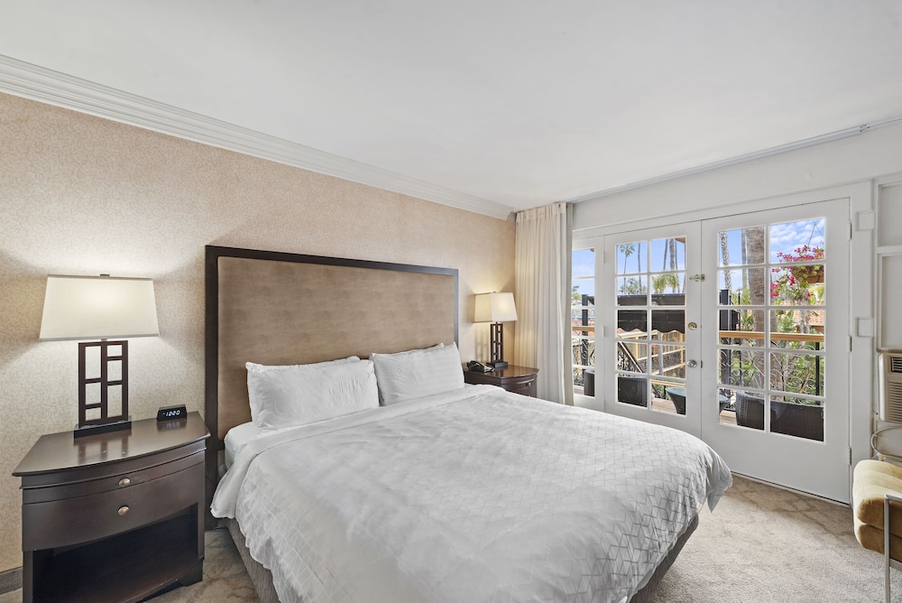 Standard Suite, 1 King Bed with Sofa bed (South Building)