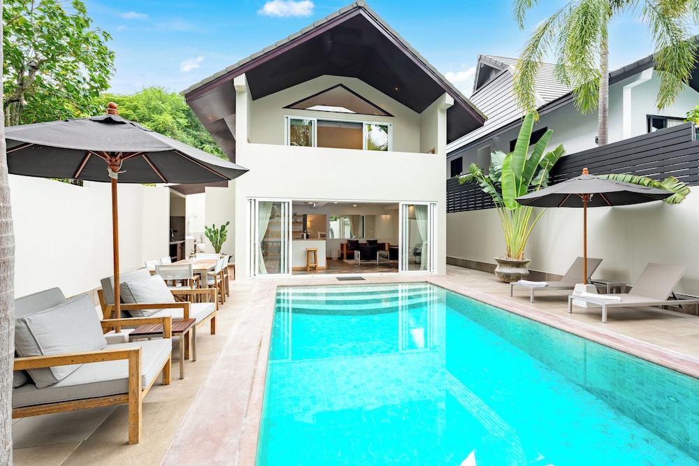 Premier Villa, Pool View