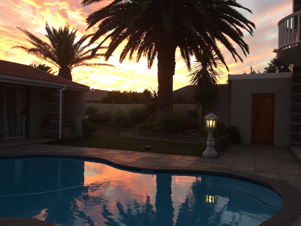 Standard Room, 1 Bedroom (Pool Facing Double) photo 2