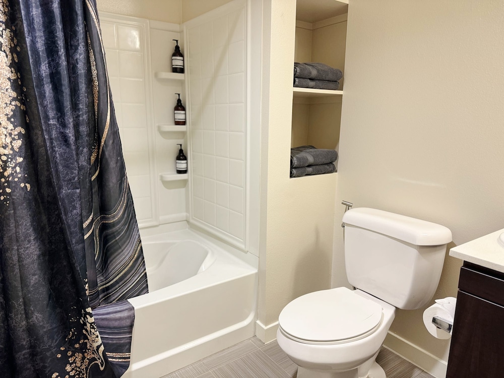 Beautiful 1 BR in LA Gym Pool 10mins to Cedar, Foto 23