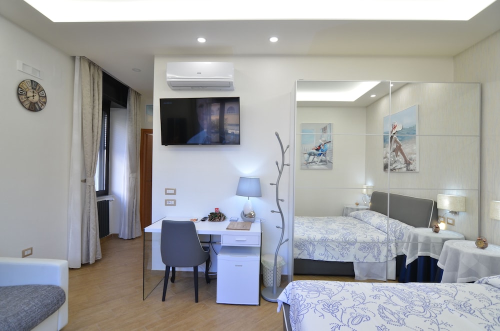 Deluxe Triple Room, 1 Queen Bed with Sofa bed, Non Smoking