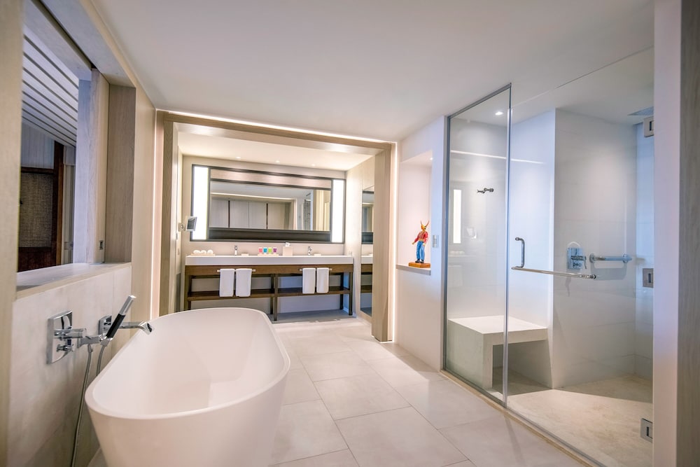 Club One Bedroom Master Swim Up Suite