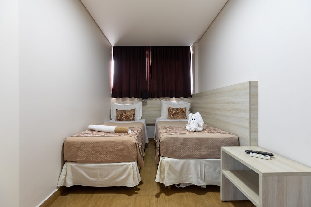 Deluxe Room thumbnail 6