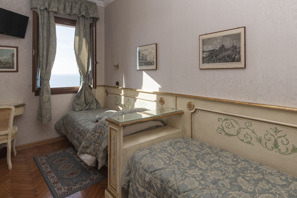 Classic Twin Room - Photo 1