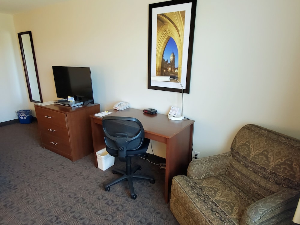 Suite, 1 Queen Bed, Jetted Tub photo 3
