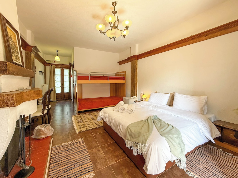 Standard Quadruple Room, Partial Sea View