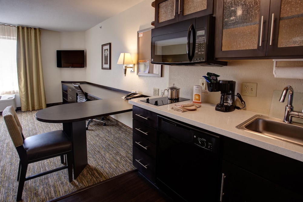 Studio Suite, 2 Queen Beds, Kitchen photo 3