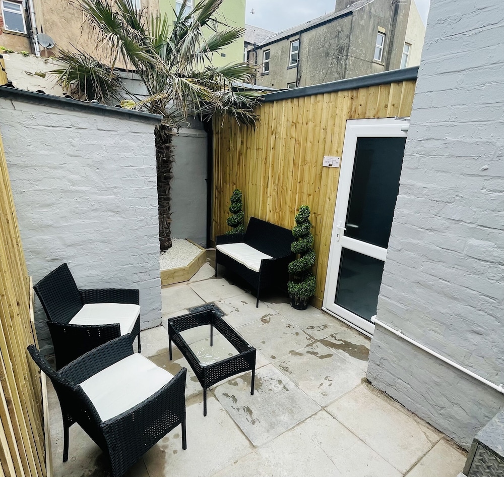 Luxury Apartment, Private Bathroom, Garden View (HOT TUB & spa bath ) - Photo 9