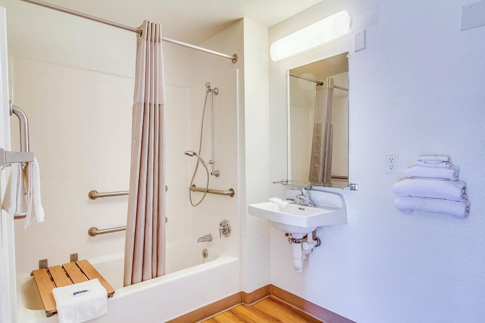 Premium Room, 1 Double Bed, Non Smoking, Refrigerator & Microwave - Photo 9