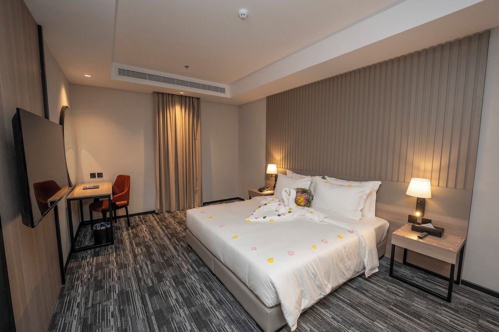 Executive Suite, 1 Bedroom - Photo 1