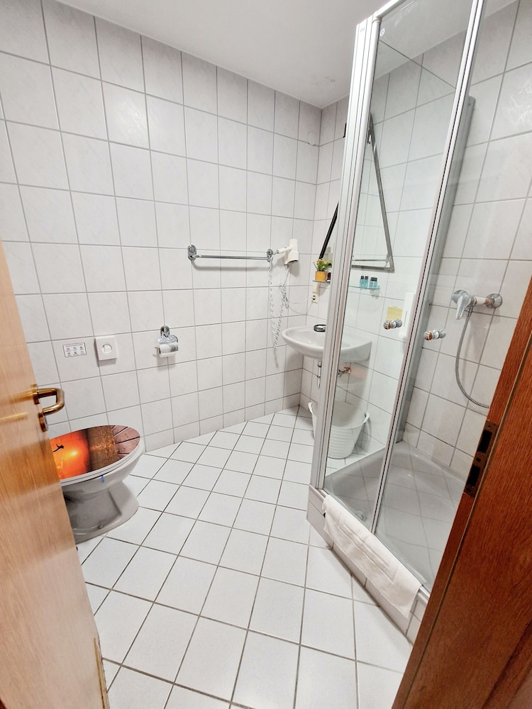 Family Quadruple Room, Private Bathroom - Photo 4