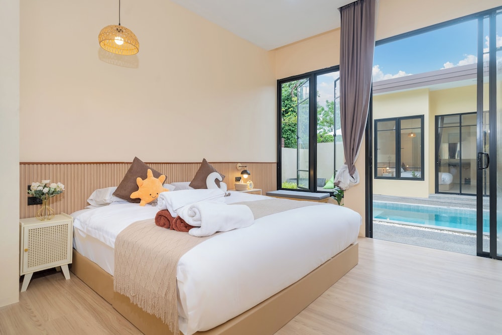 Deluxe Suite, Pool View