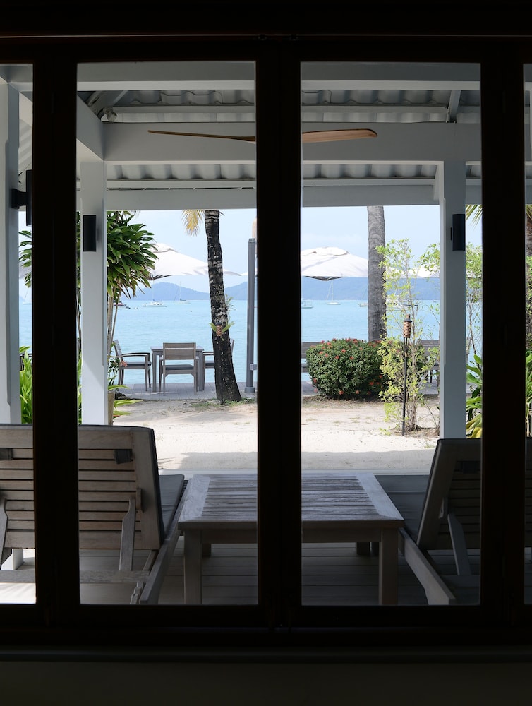 Bay View - Beachfront photo 2
