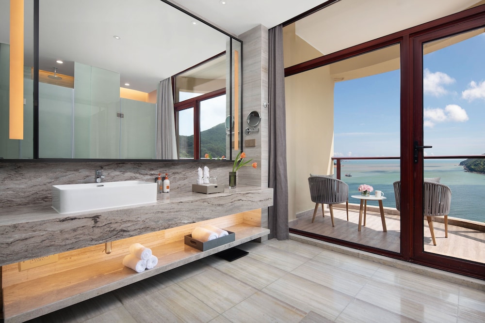 Standard Room, 1 King Bed, Sea View - Photo 4