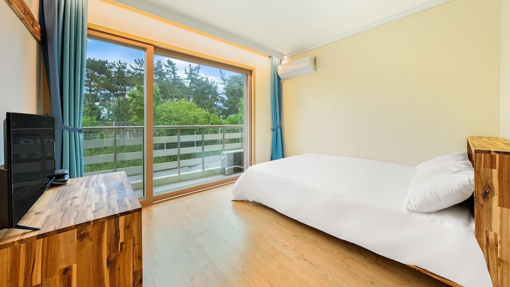 Basic Room, 1 Bedroom (101(Ocean View/No cooking)) - Photo 5