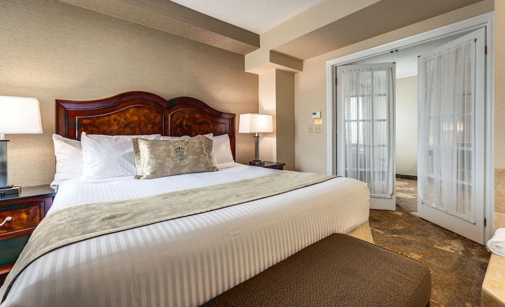 Deluxe King Suite with Jetted Tub-Separate Living Room - Photo 7
