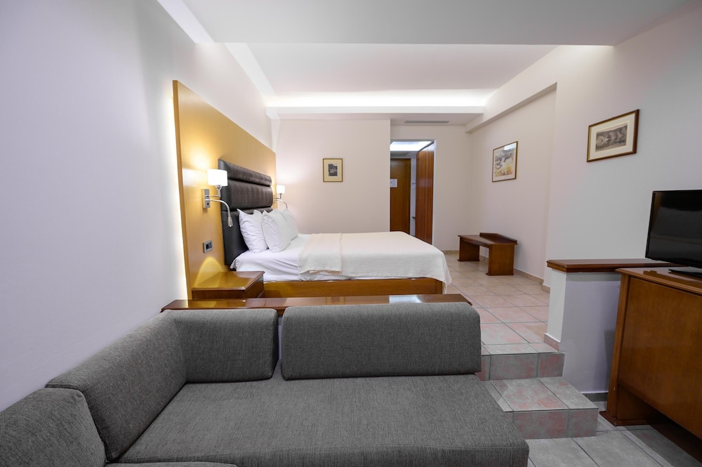 Classic Double or Twin Room, Non Smoking, Pool View photo 3
