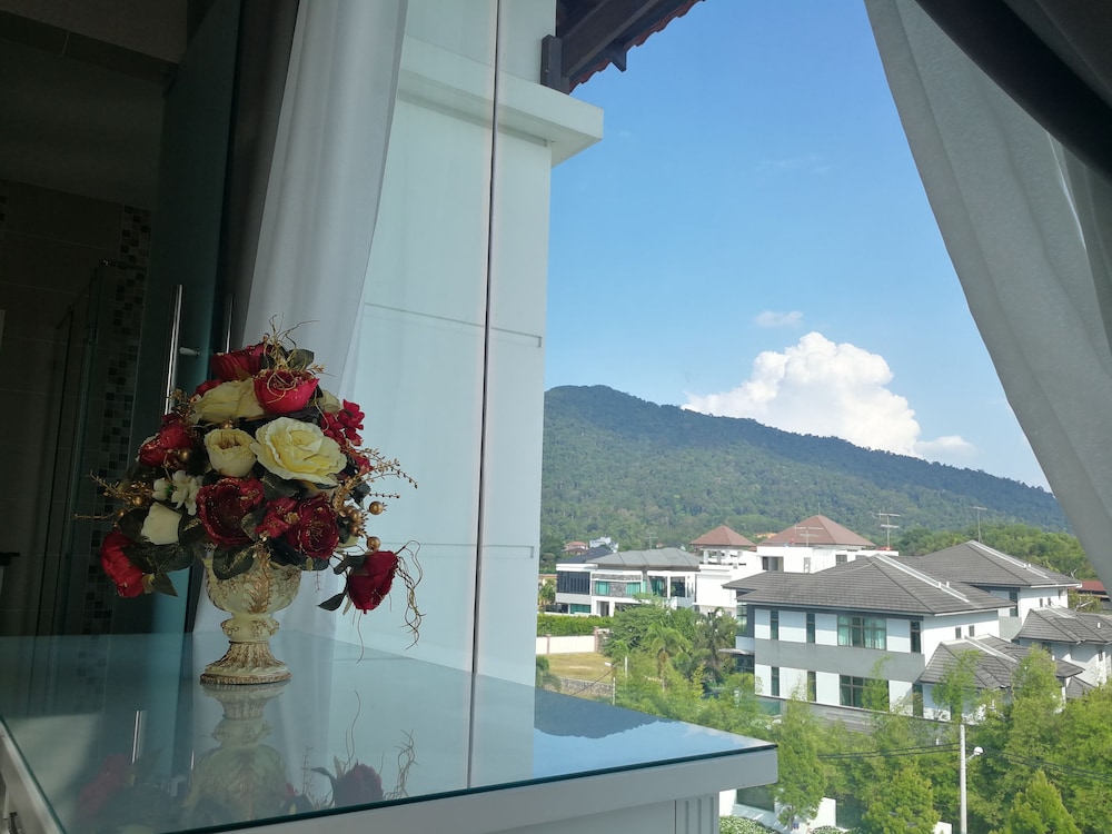 Exclusive Room, 1 King Bed, Jetted Tub, Mountain View photo 3