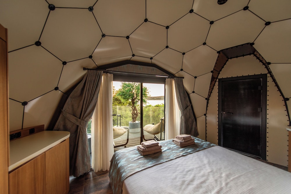 Design Room, 1 Queen Bed, Non Smoking, Sea View photo 3