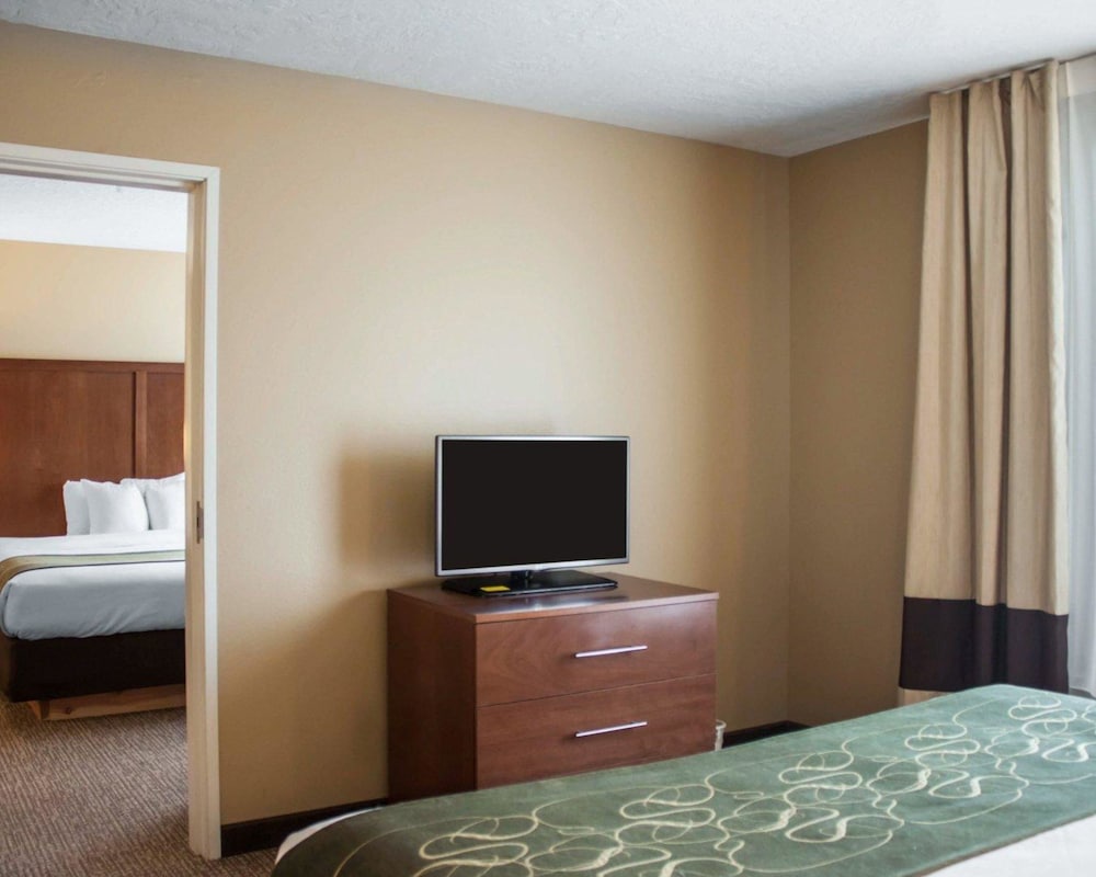 Suite, Multiple Beds, Non Smoking - Photo 2