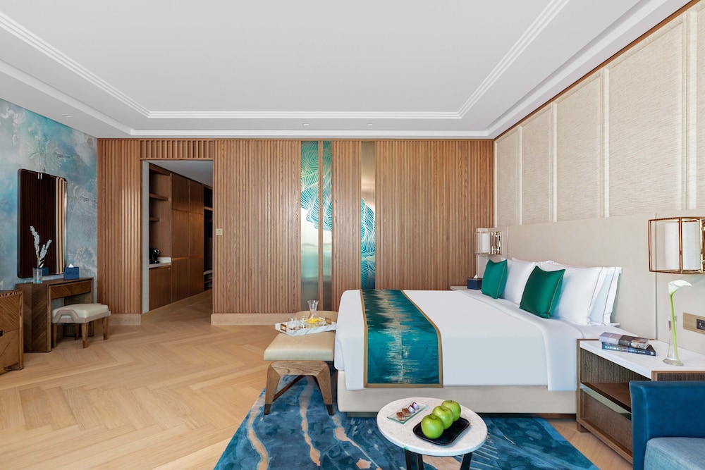 Luxury Family Room King Bed with Sofa Bed
