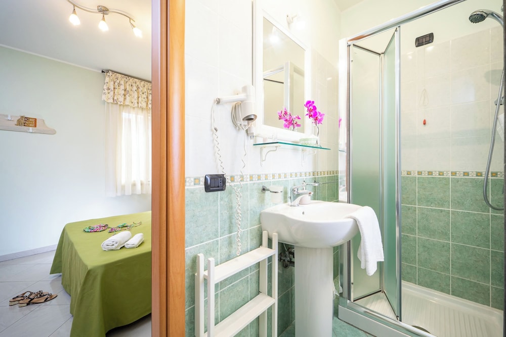 Economy Room, Ensuite photo 2