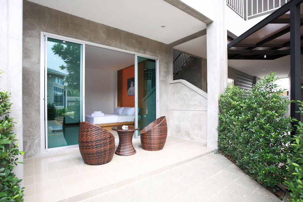 Pool Access Room - Photo 5