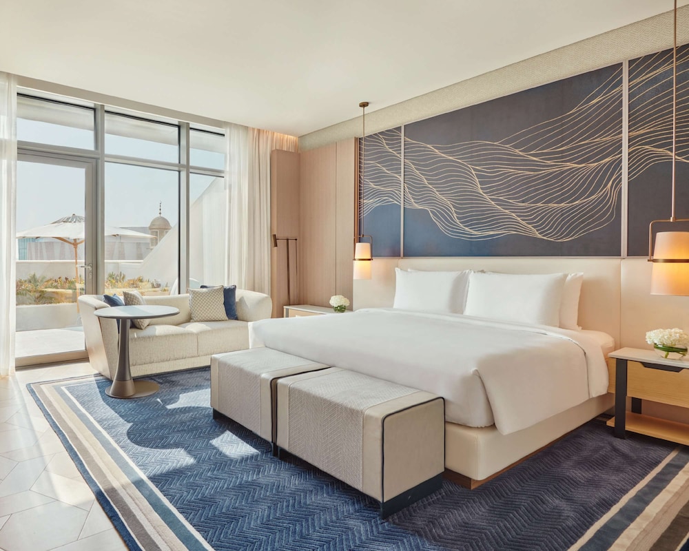 Deluxe Room, 1 King Bed photo 2
