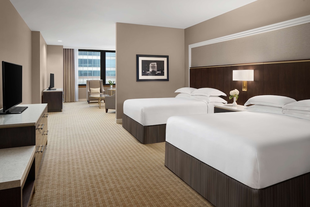 Junior Suite, Refrigerator (2 Queen Beds with Sofa Bed) - Photo 3