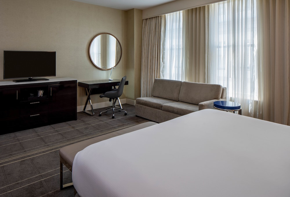 Deluxe Room, 1 King Bed with Sofa bed, Accessible (Roll-in shower) - Photo 2