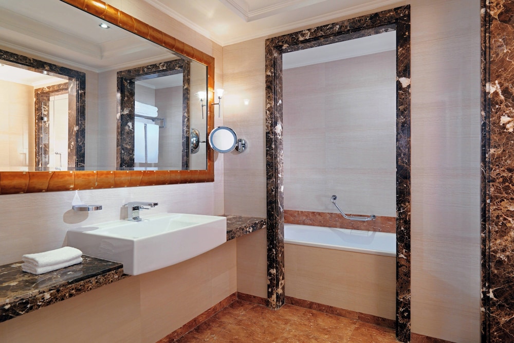 Executive Suite, 1 King Bed, Balcony - Photo 7