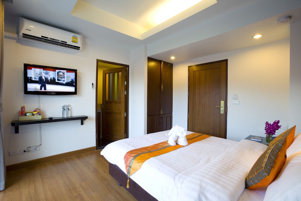 Standard Queen Bed Canal View with Balcony photo 2