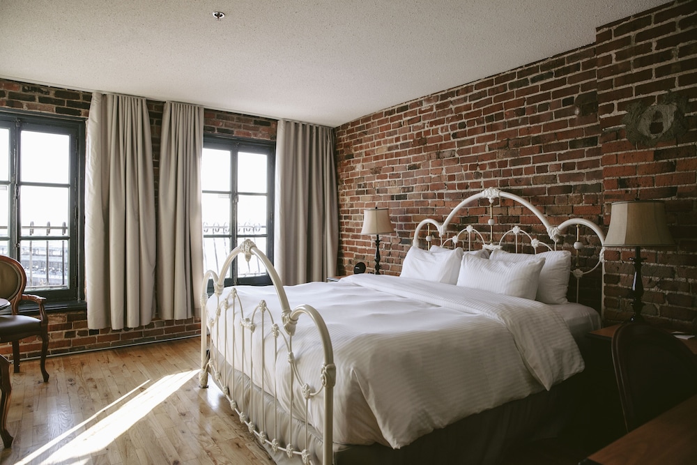 Signature Room, 1 King Bed (River Front) photo 1