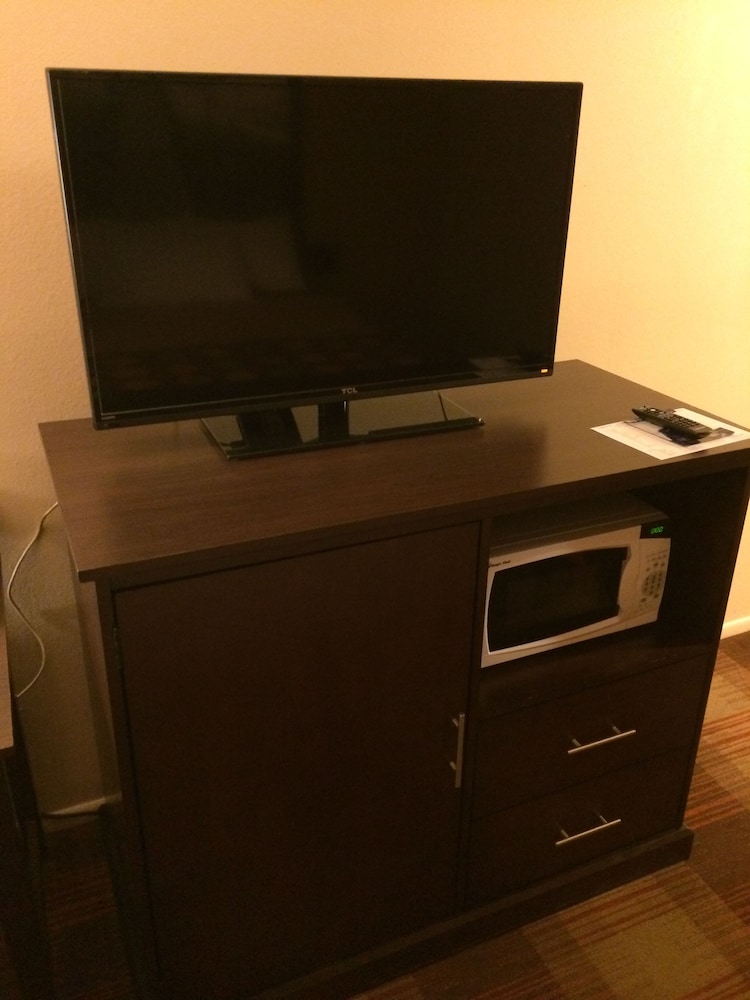Room, Multiple Beds, Microwave - Photo 2