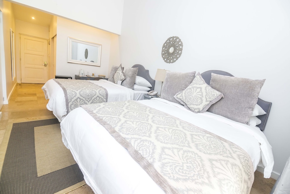 Room, 2 Queen Beds, Pool View photo 2