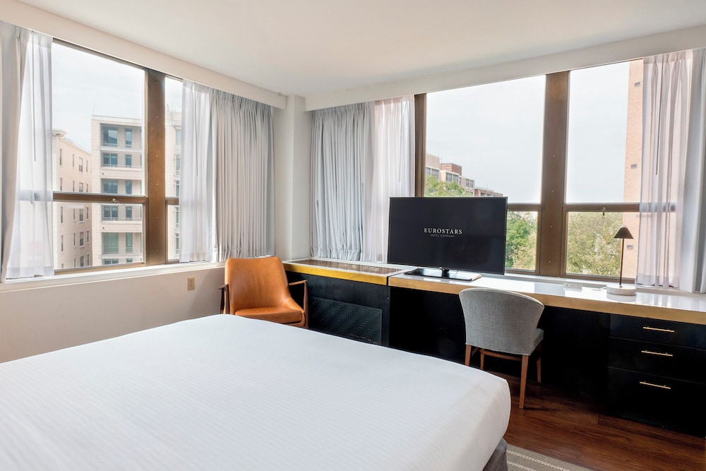 Executive Suite, 1 King Bed - Photo 2