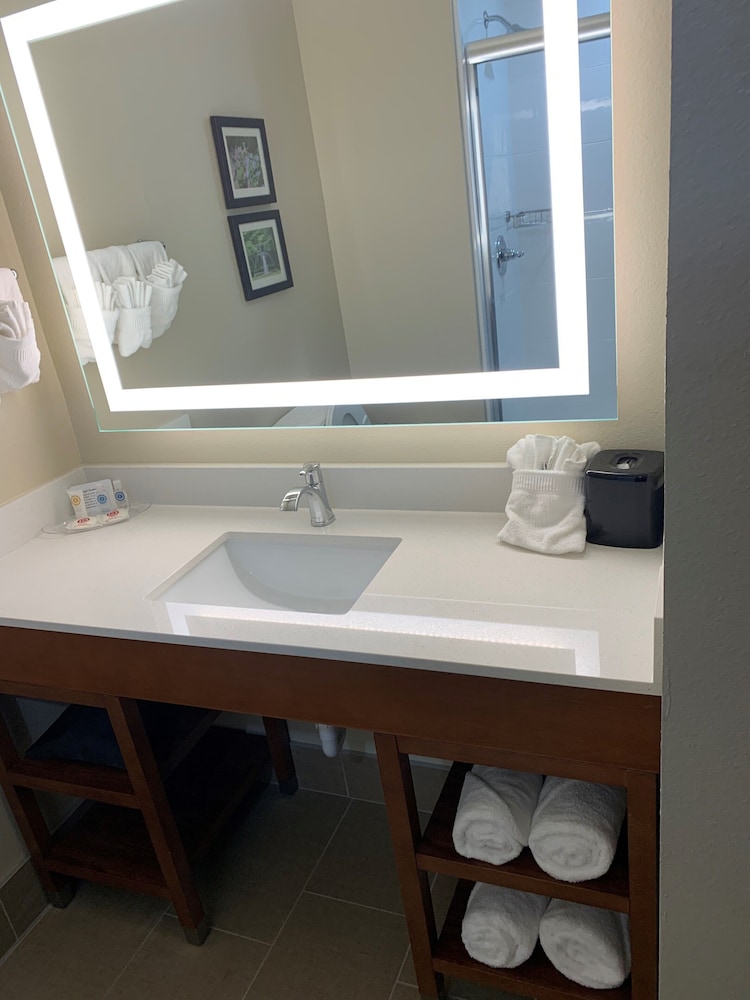 King Bed Suite - Photo 7