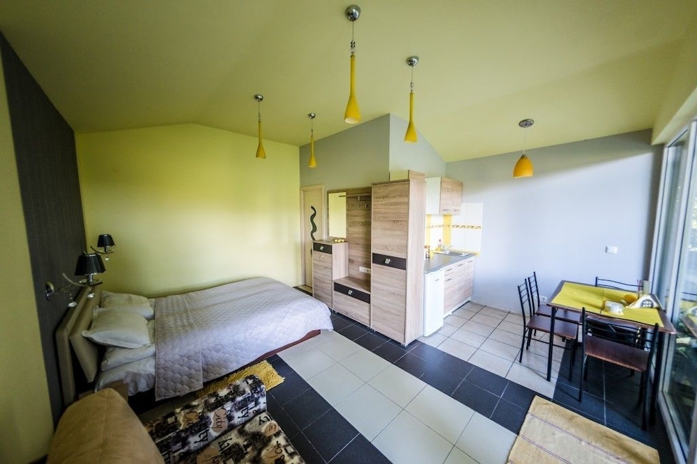 Cottage (Yellow) photo 1