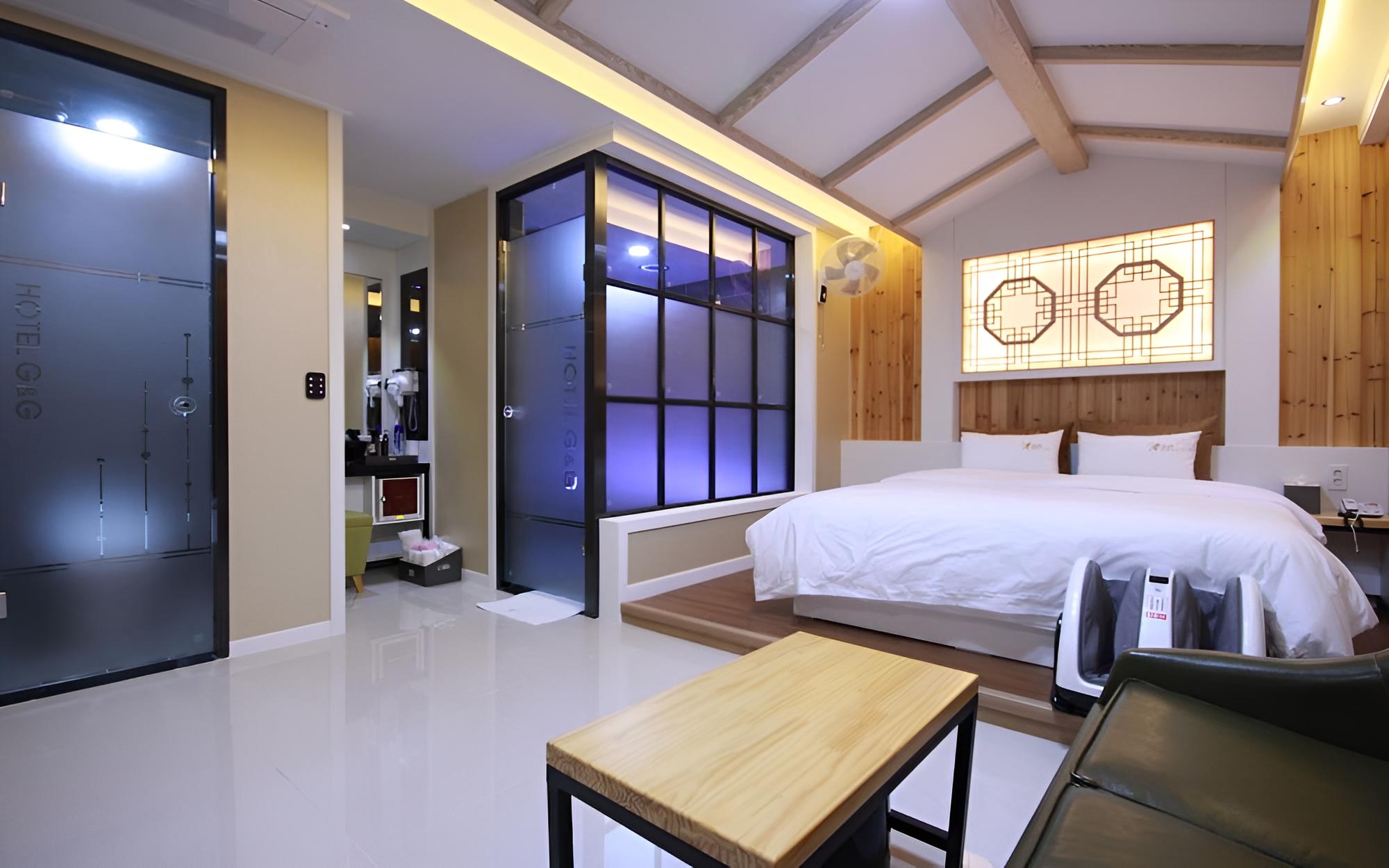 Room (Standard Room (Free Netflix available) - Photo 4