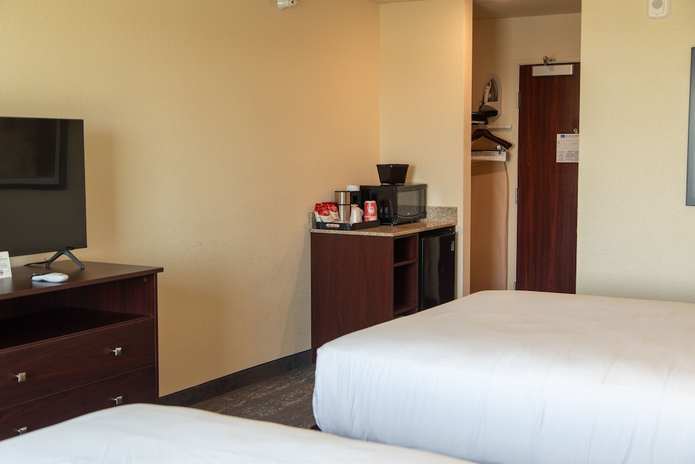 Room, 2 Queen Beds, Non Smoking (Guestroom) - Photo 4