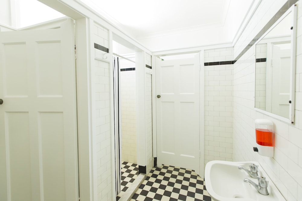 Single Room, 1 Twin Bed, Shared Bathroom photo 2