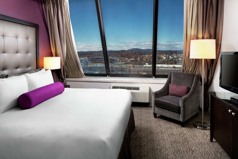 Deluxe Room, 1 King Bed photo 2