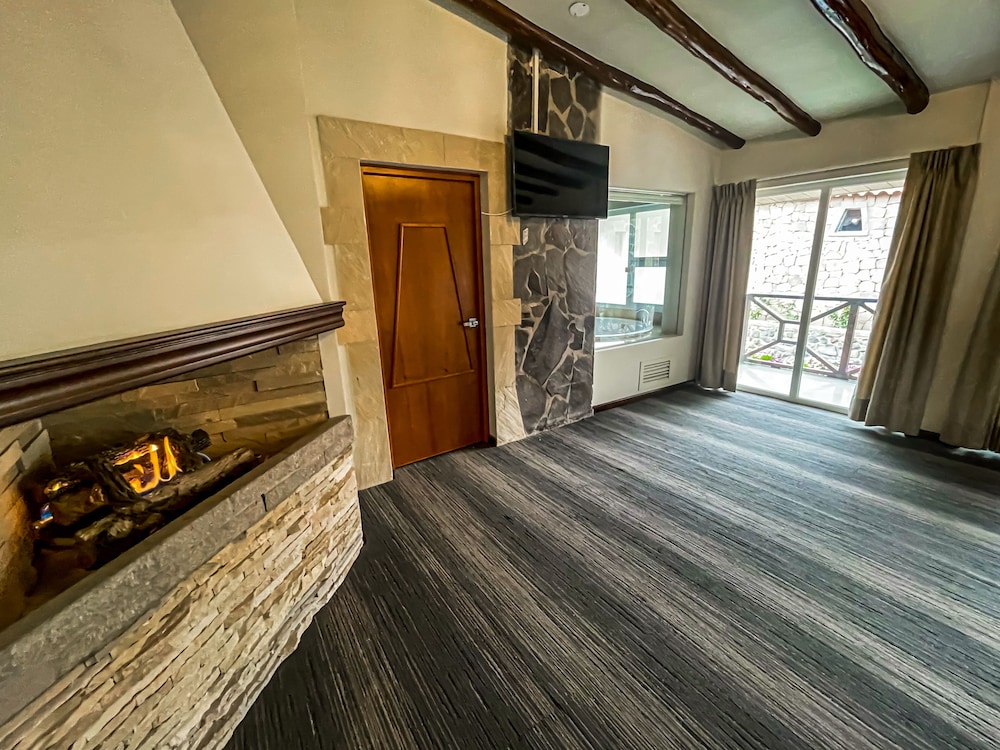 Deluxe Room, 1 King Bed, Jetted Tub, Mountain View photo 3