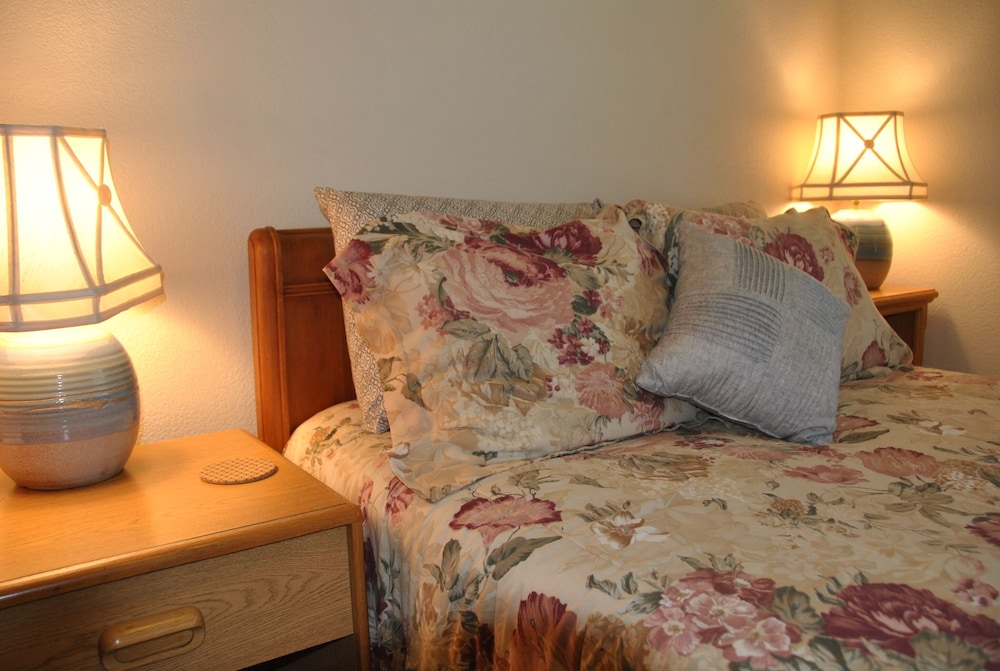 Design Room, 1 Queen Bed, Shared Bathroom, Garden View (G3 - Days of Old) photo 2