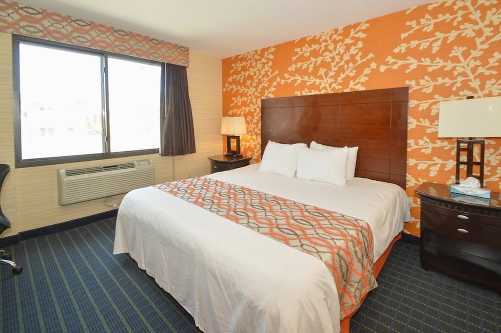 Room, 1 King Bed, Smoking photo 1