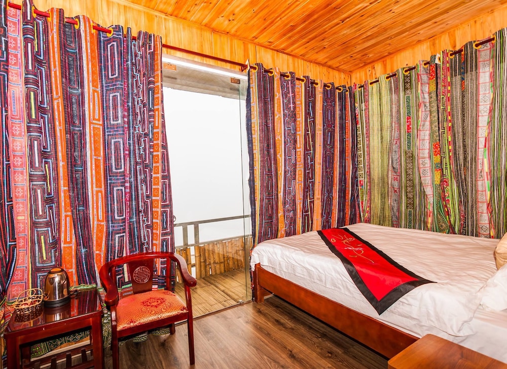 Deluxe Room, 1 King Bed, Non Smoking, Mountain View - Photo 7