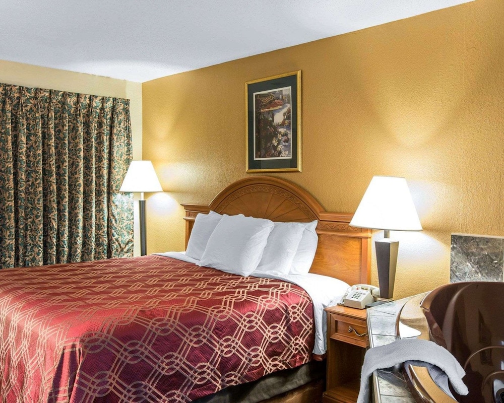 Room, 1 King Bed, Non Smoking, Hot Tub - Photo 3